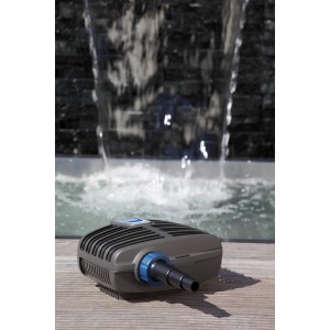 Oase AquaMax Eco Classic 8500 Teichpumpe für Filter und Bachlauf im Einsatz vor Wasserfall.