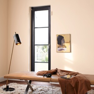 Wohnraum in Apricot mit Alpina Feine Farben No. 28 Vers in Pastell® Wandfarbe.