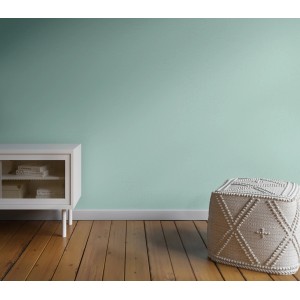 Wand in Wasserblau mit CREATE! by OBI Lieblingsfarben Wilma, kombiniert mit weißen Möbeln und Holzboden.