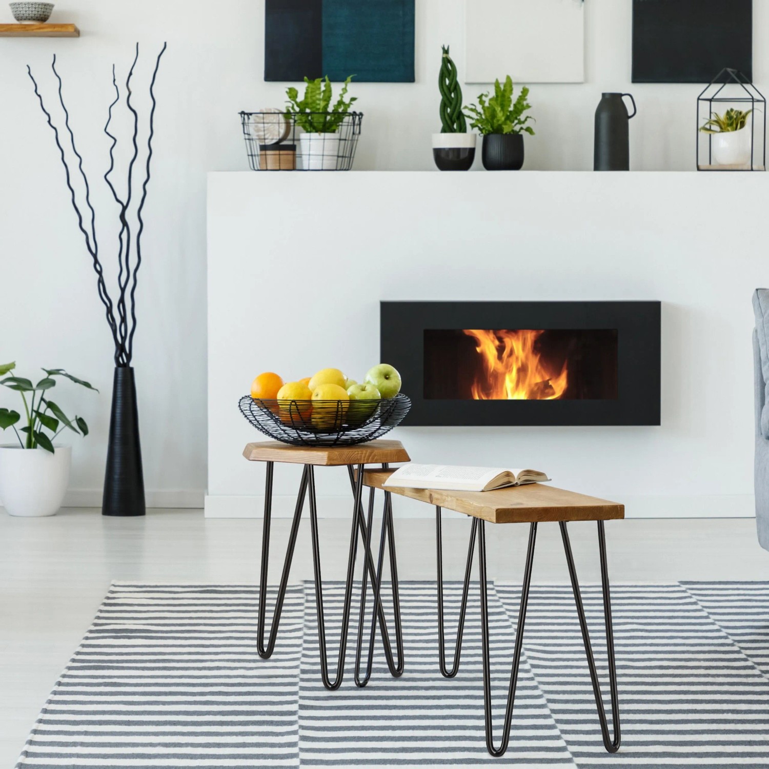 4 schwarze Stahl Haarnadelbeine, 45 cm, mit 2 Streben, an Holztischen im modernen Wohnzimmer. Perfekt für DIY Möbel.