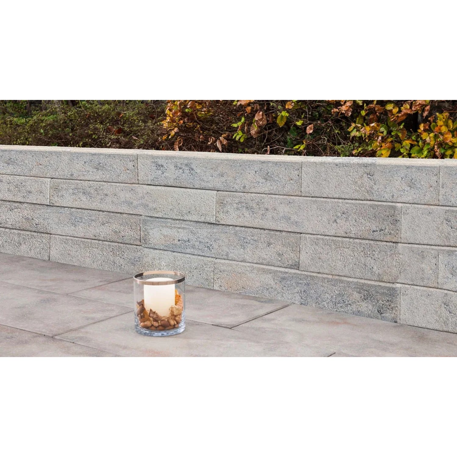 Diephaus Palisade Limos Muschelkalk, 42x21x12,5 cm, als Garteneinfassung mit Kerze im Glas.