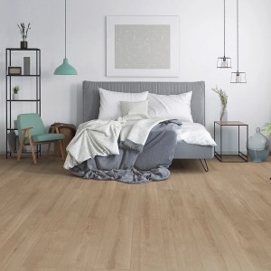 Heller Wohnraum mit ECO4ALL Pro Vinylboden Eiche Roma. Der Boden ist warm und einladend.