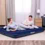 Bestway Luftmatratze Queen Size, dunkelblau, mit zwei Personen im Wohnraum.