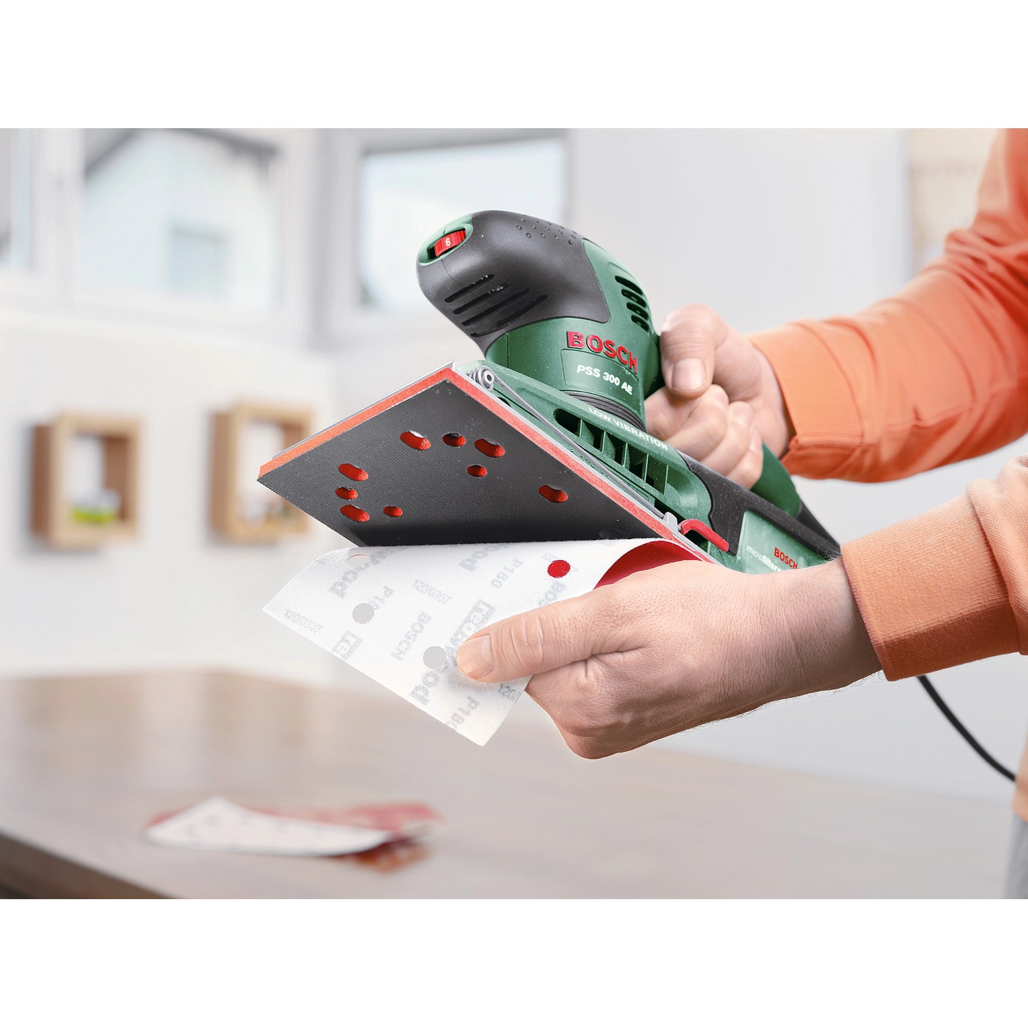 Bosch Schwingschleifer PSS 300 AE mit Schleifpapier in Aktion.