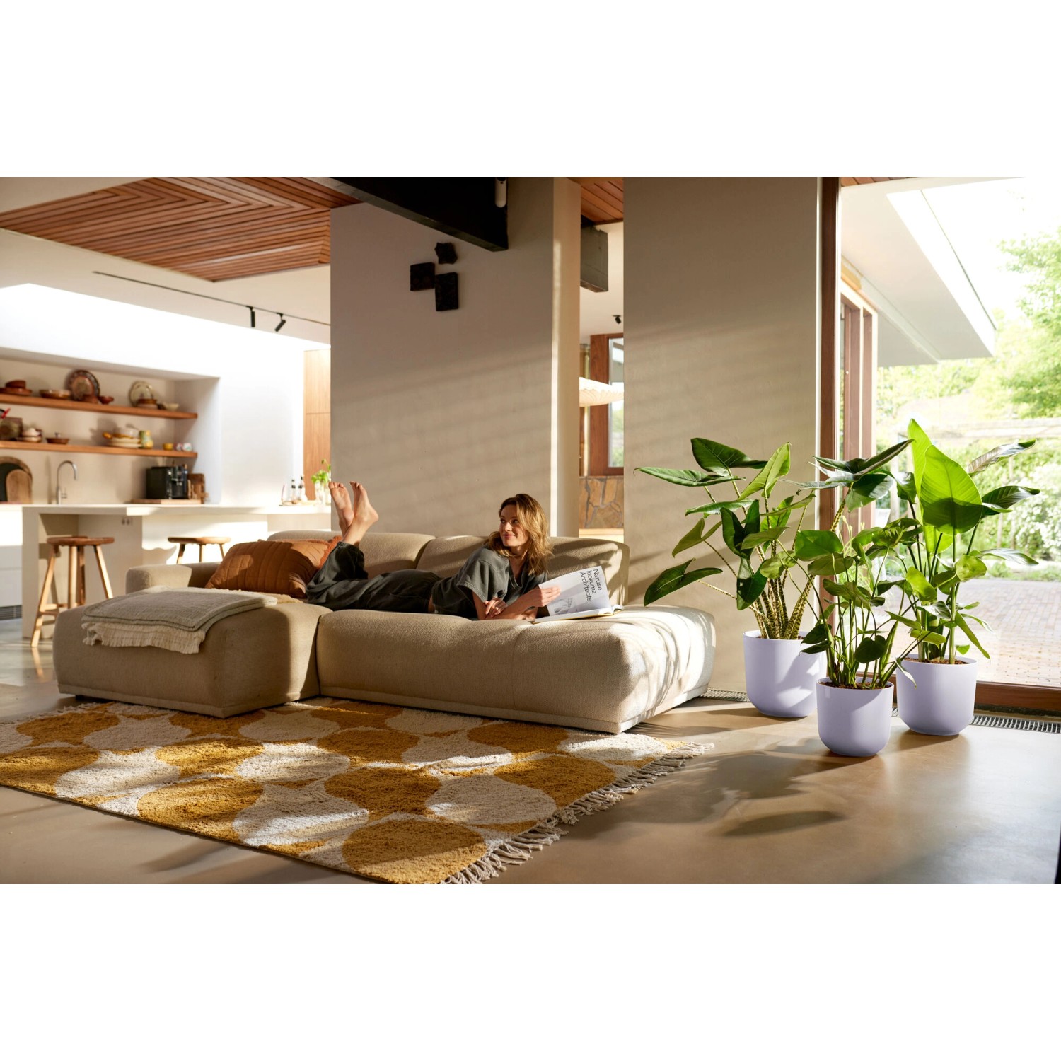 Szene mit drei lila Elho Jazz Blumentöpfen (30cm) in modernem Wohnzimmer.