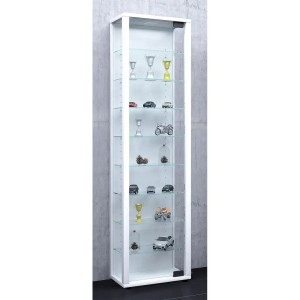 Weiße ebuy24 Vitrine Edana Maxi mit Glastür und 8 Glasböden, gefüllt mit Deko-Objekten.
