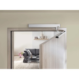 Doortronic Innentür-Antrieb in Silber montiert an Holztür im Wohnraum.