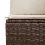 Brauner Poly Rattan Gartensessel mit cremeweißem Kissen. Detail der Flechtstruktur und des Sitzpolsters.