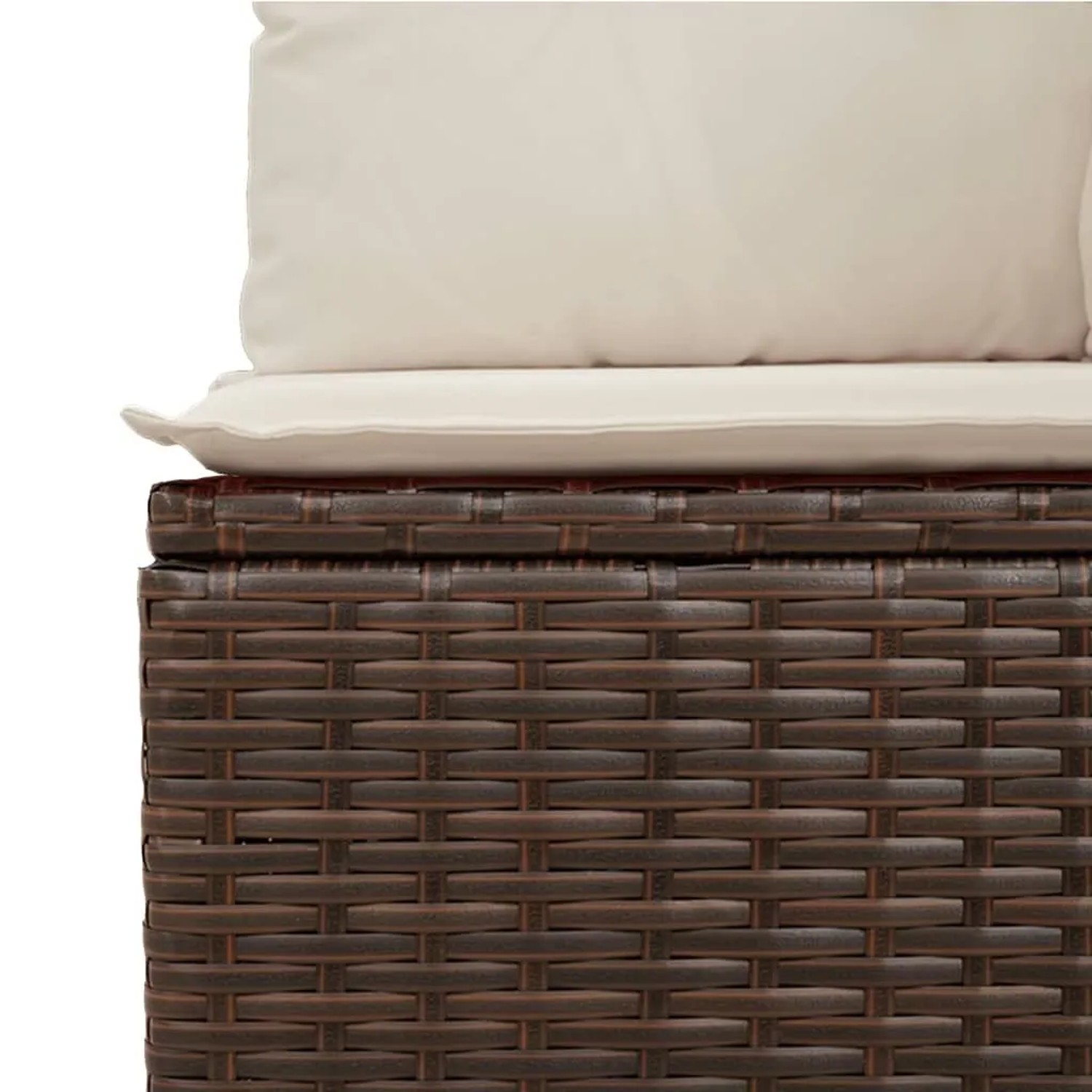 Brauner Poly Rattan Gartensessel mit cremeweißem Kissen. Detail der Flechtstruktur und des Sitzpolsters.