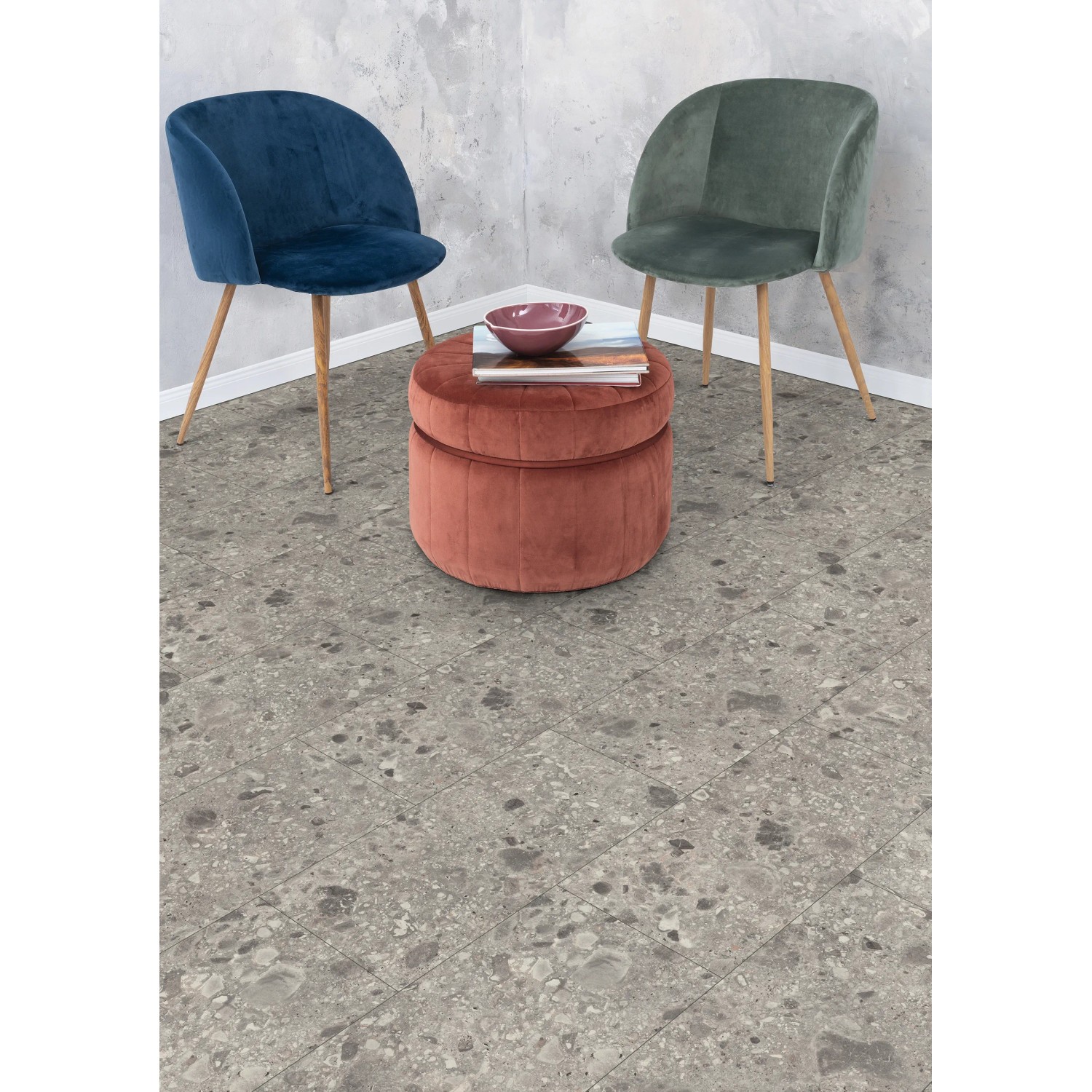 Verlegter Egger Aqua-Laminatboden Triestino Terrazzo Grau mit Möbeln im Raum.