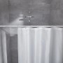 Weiße Kleine Wolke Federstange (75-125cm) mit Duschvorhang im Badezimmer.