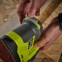 Ryobi Akku-Delta-Vibrationsschleifer RPS18-0 One+ mit Schleifteller beim Schleifen von Holz.