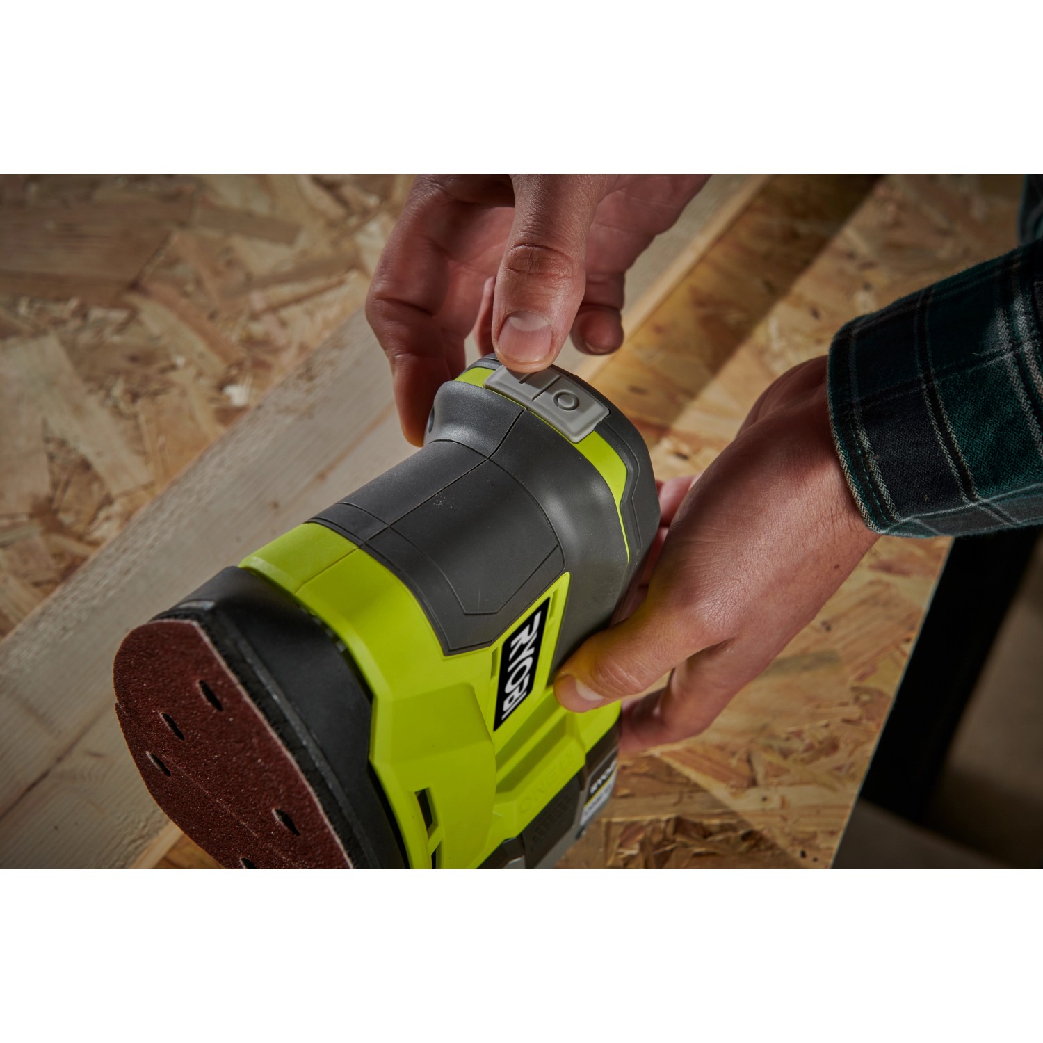 Ryobi Akku-Delta-Vibrationsschleifer RPS18-0 One+ mit Schleifteller beim Schleifen von Holz.