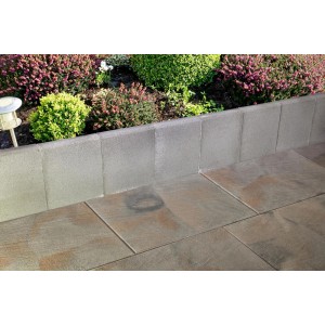 Graue EHL L-Steine unbewehrt als Beet- und Rasenkante im Garten.