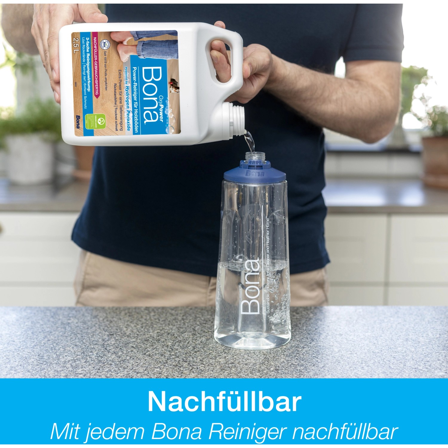 Bona OxyPower Reiniger wird in eine Sprühflasche für Holzböden nachgefüllt.
