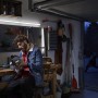 Mann arbeitet unter Ledvance LED-Lichtleiste Switch Batten in Werkstatt/Garage.