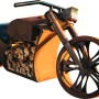 Ferrum Art Design Grillstelle Motorrad in Rostoptik, mit Holz befüllt.