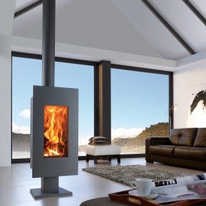 Moderner Panadero Osaka Kaminofen in Schwarz Metallic mit brennendem Feuer.