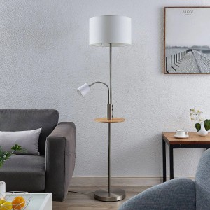 Moderne Lindby Stehlampe Aovan mit USB-Anschluss und Ablage im Wohnzimmer.