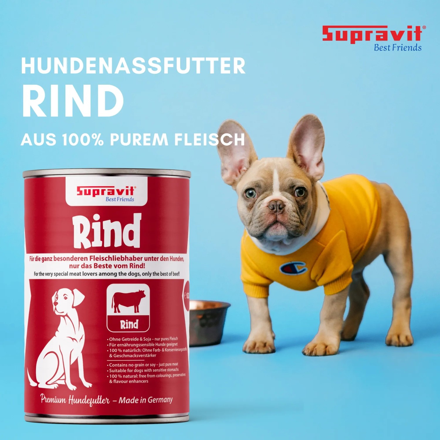 Rote Dose Supravit Hundenassfutter Rind neben einem French Bulldog Welpen in gelbem Shirt auf blauem Grund.