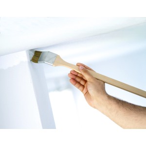 LUX Eckenpinsel 50 mm im Einsatz: Hand streicht Ecke mit Dispersionsfarbe.