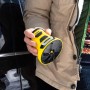 Gelber Kärcher EDI 4 Akku-Eiskratzer in Hand vor Auto. Praktischer Helfer für den Winter.