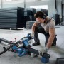 Bosch Professional GCM 254 D Kapp- und Gehrungssäge im Einsatz mit Arbeiter und Werkstück.
