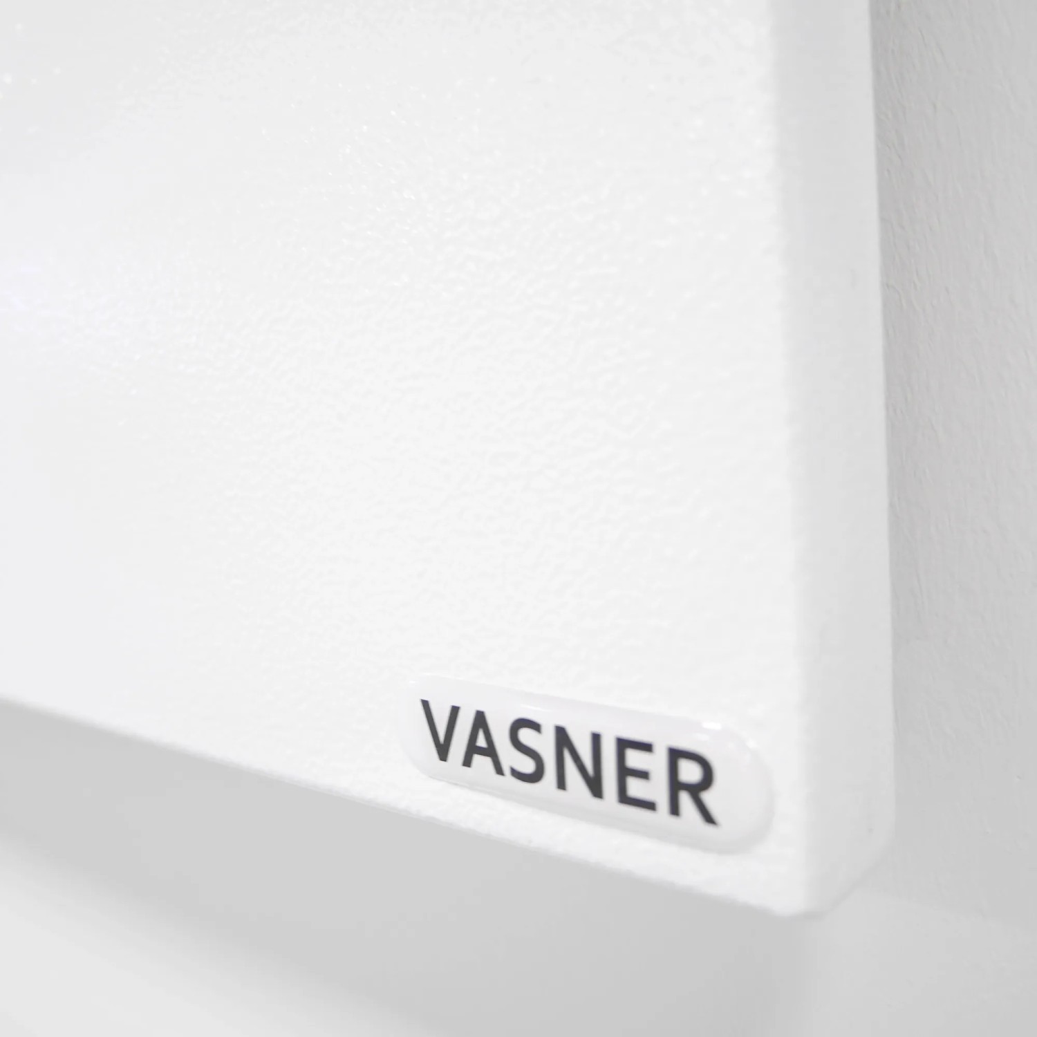 Detailaufnahme: Weiße Vasner Infrarotheizung Citara M Metall, 300 W, mit Markenlogo.
