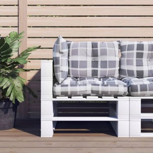 Graues 3-tlg. Palettenkissen-Set mit Karomuster auf weißem Palettensofa im Garten. Bequeme Sitzkissen & Gartenstuhlauflagen.
