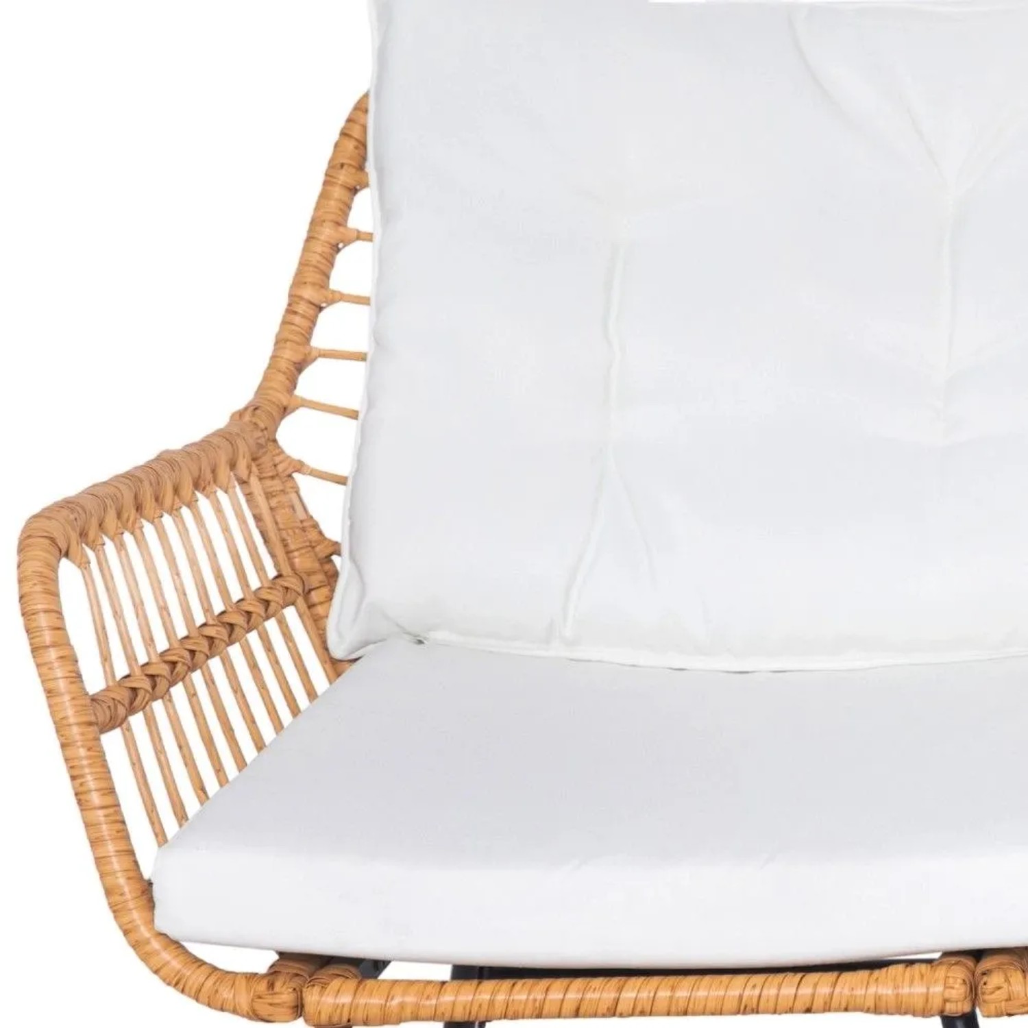 Naturfarbener Rattan Sessel der Svita Amalfi Gartenlounge mit weißen Polstern. Ideal für Balkon.