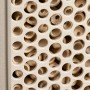 Detailansicht: Elho Insektenhotel Cosy, beige-weiß, mit Bambus gefüllt. Nützlingsunterkunft für Garten und Balkon.