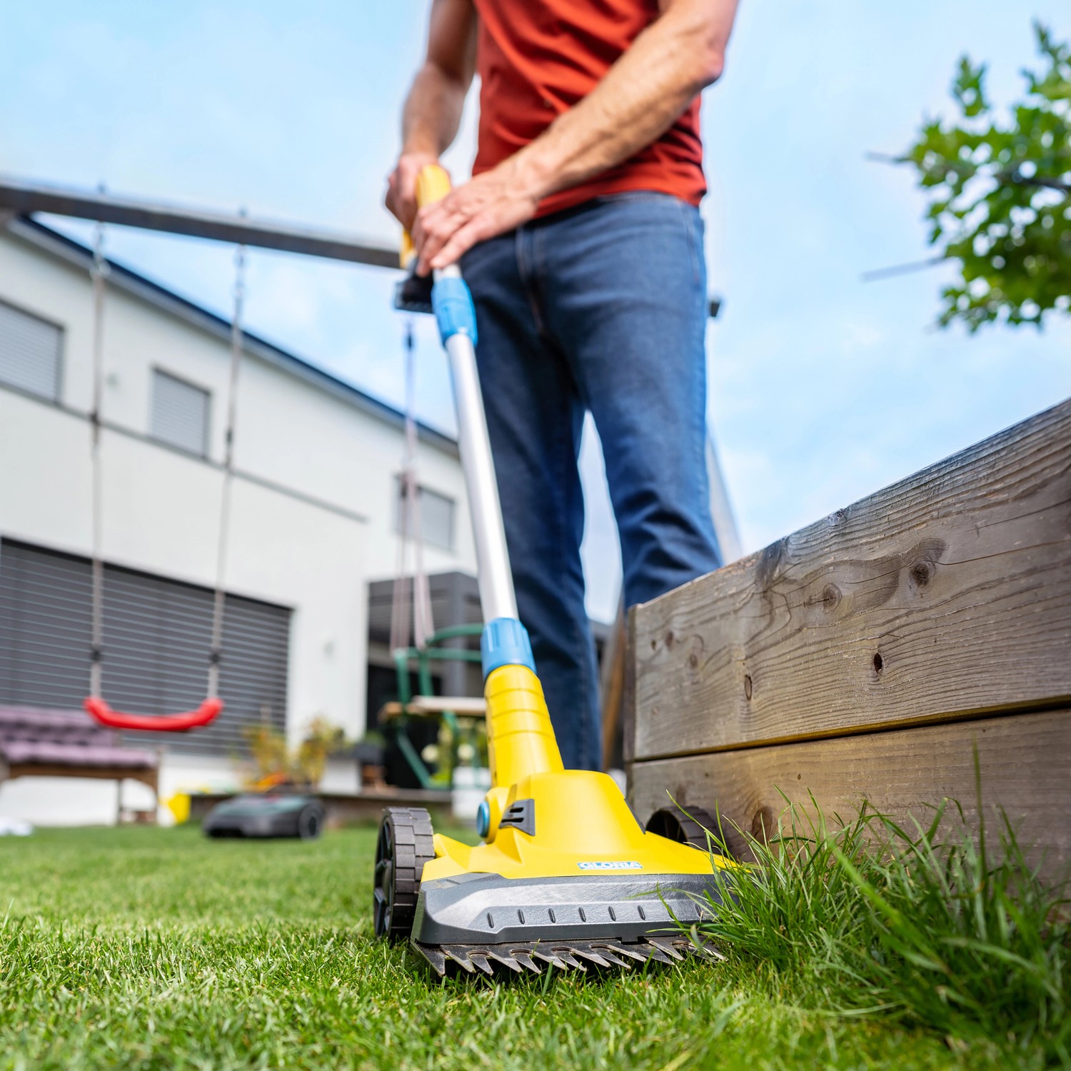 Gloria Finecut 18 V Akku-Rasentrimmer im Einsatz zum Kantenschneiden am Beet.