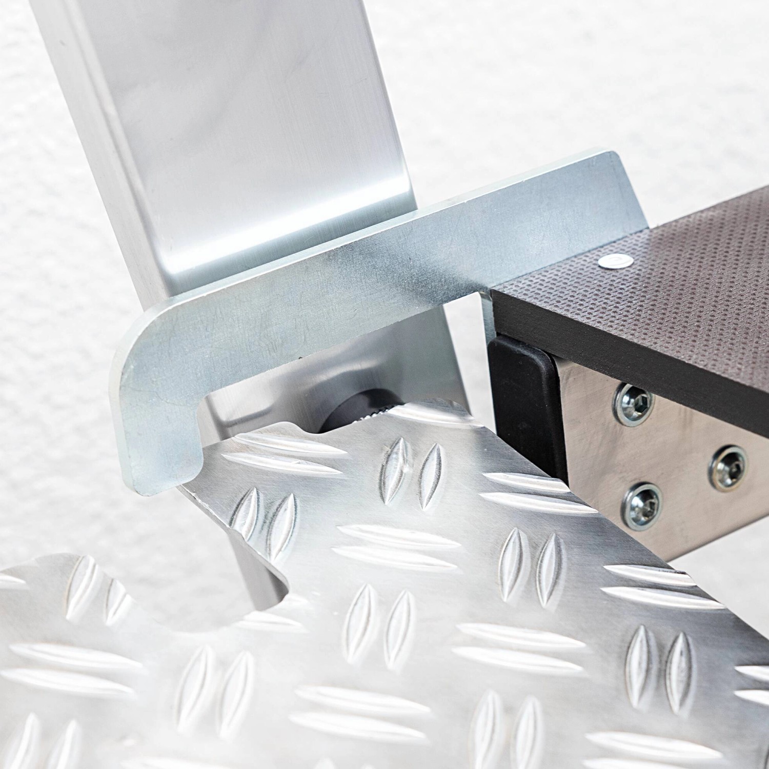 Detailaufnahme: Aluminium Klapptritt mit geriffelten Stufen für sicheren Stand.