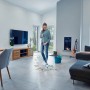 Frau wischt mit Leifheit Power Mop 3 in 1 Boden. Ersatzkopf für Reinigungsgeräte.