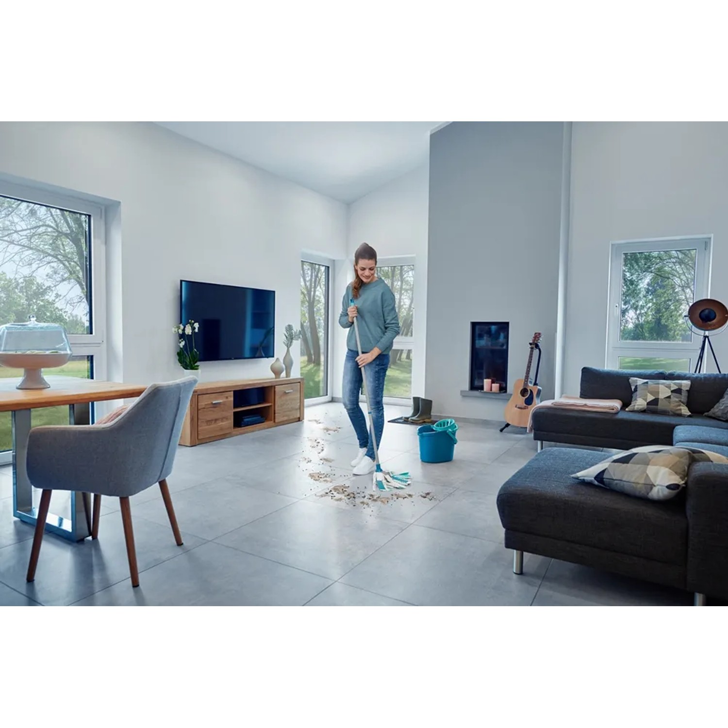 Frau wischt mit Leifheit Power Mop 3 in 1 Boden. Ersatzkopf für Reinigungsgeräte.