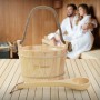 LuxeBath Saunazubehör-Set: Aufgusskübel aus Kiefernholz mit Schöpfkelle. Holzmaserung sichtbar, Griff aus Naturseil.