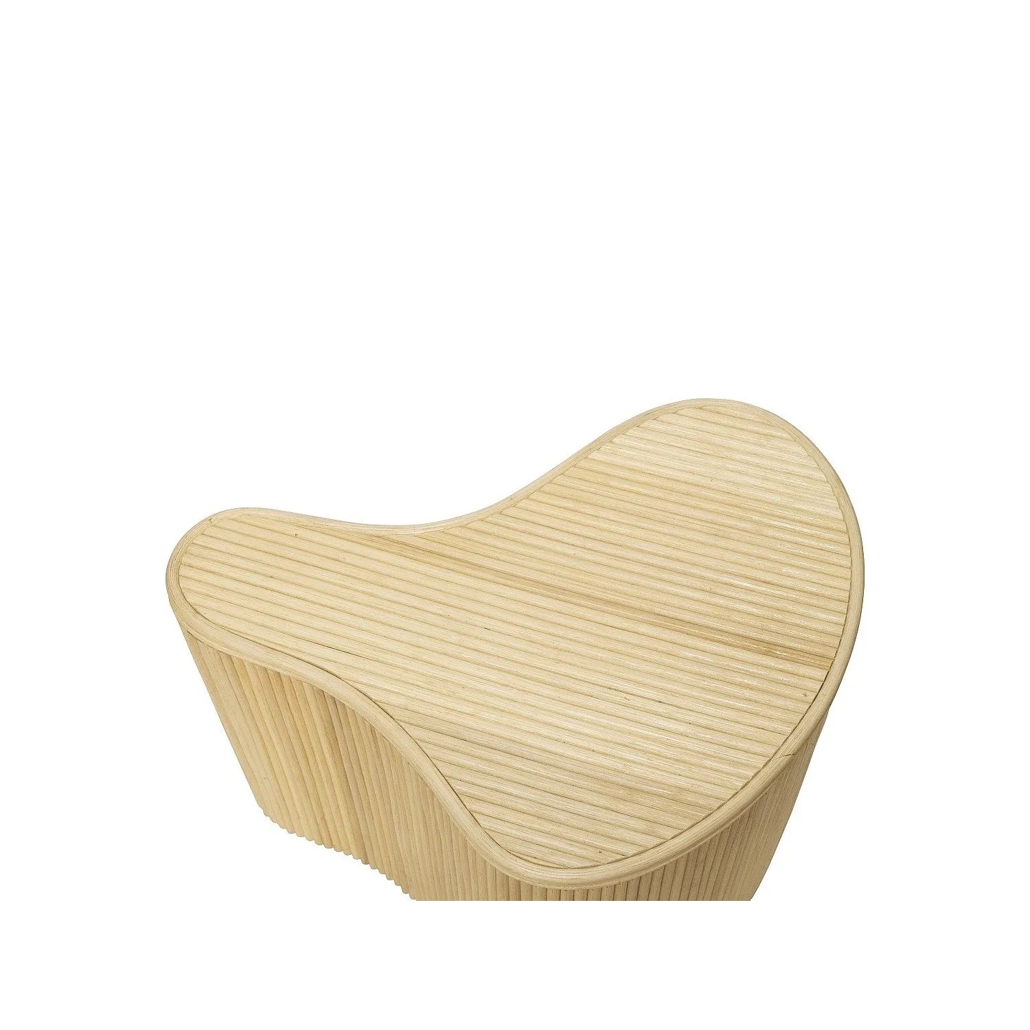 Heller Rattan Beistelltisch Marsa im böhmischen Stil. Organische Form, naturfarben, Nachttisch.