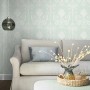 Laura Ashley Vliestapete Josette Duck Egg mit floralem Muster im Wohnraum.