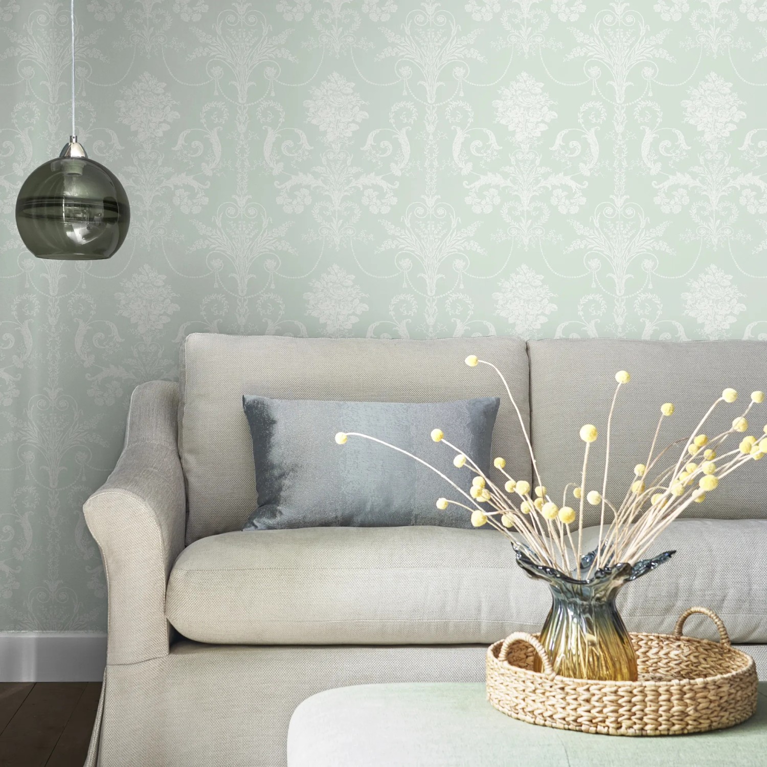 Laura Ashley Vliestapete Josette Duck Egg mit floralem Muster im Wohnraum.