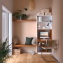 Wohnraum in Jesper Sandbeige mit CREATE! Wandfarbe, Regalen und Sitzbank.