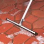 Unger WaterWand Bodenwischer 45 cm in Schwarz beim Trocknen von Fliesen.
