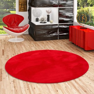 Runder, roter Fellteppich „Pergamon Luxus Super Soft Pearl“ (200x200 cm) im Wohnzimmer.