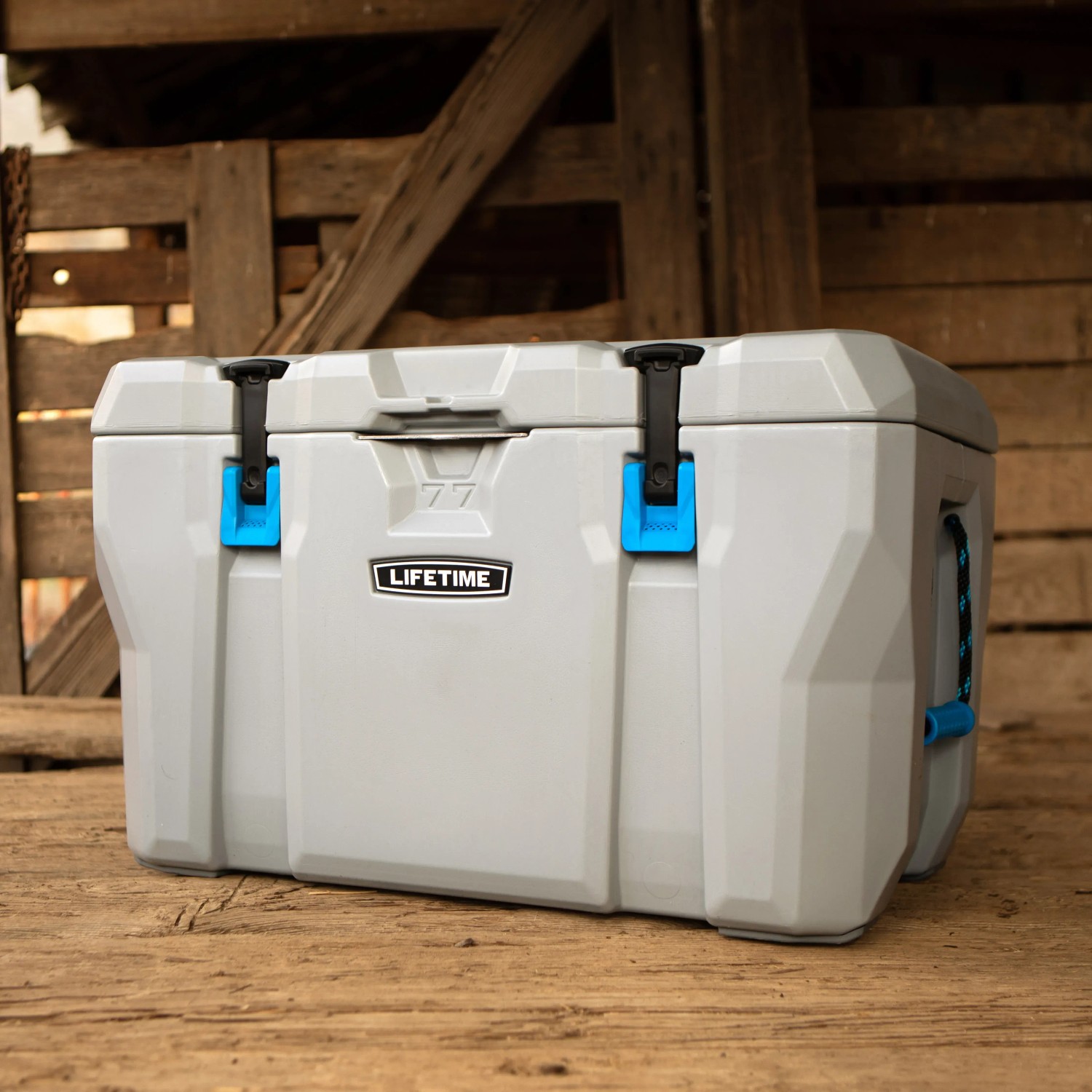 Graue Lifetime Kühlbox Premium mit Tragegriffen, 73 Liter Campingbox.