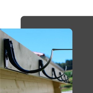 Zambelli Verstellwinkel Stirnbretthalter für halbrunde Dachrinne, Zink Anthrazit, an Holzfassade.