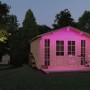 Beleuchtetes Gartenhaus mit Paulmann SimpLED RGB LED Streifen (5m) in Pink.