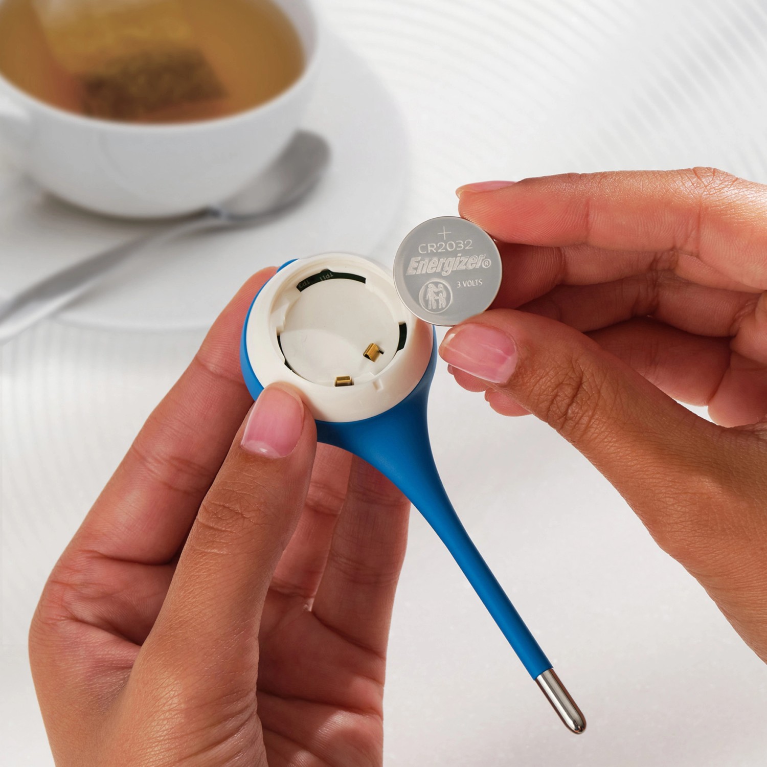 Energizer CR2032 Knopfzelle wird in ein Thermometer eingesetzt.