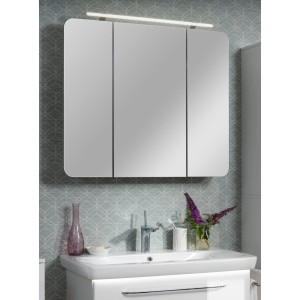 Fackelmann Spiegelschrank, 90 cm breit, weiß, mit drei Türen und Aufsatzleuchte über Waschbecken.