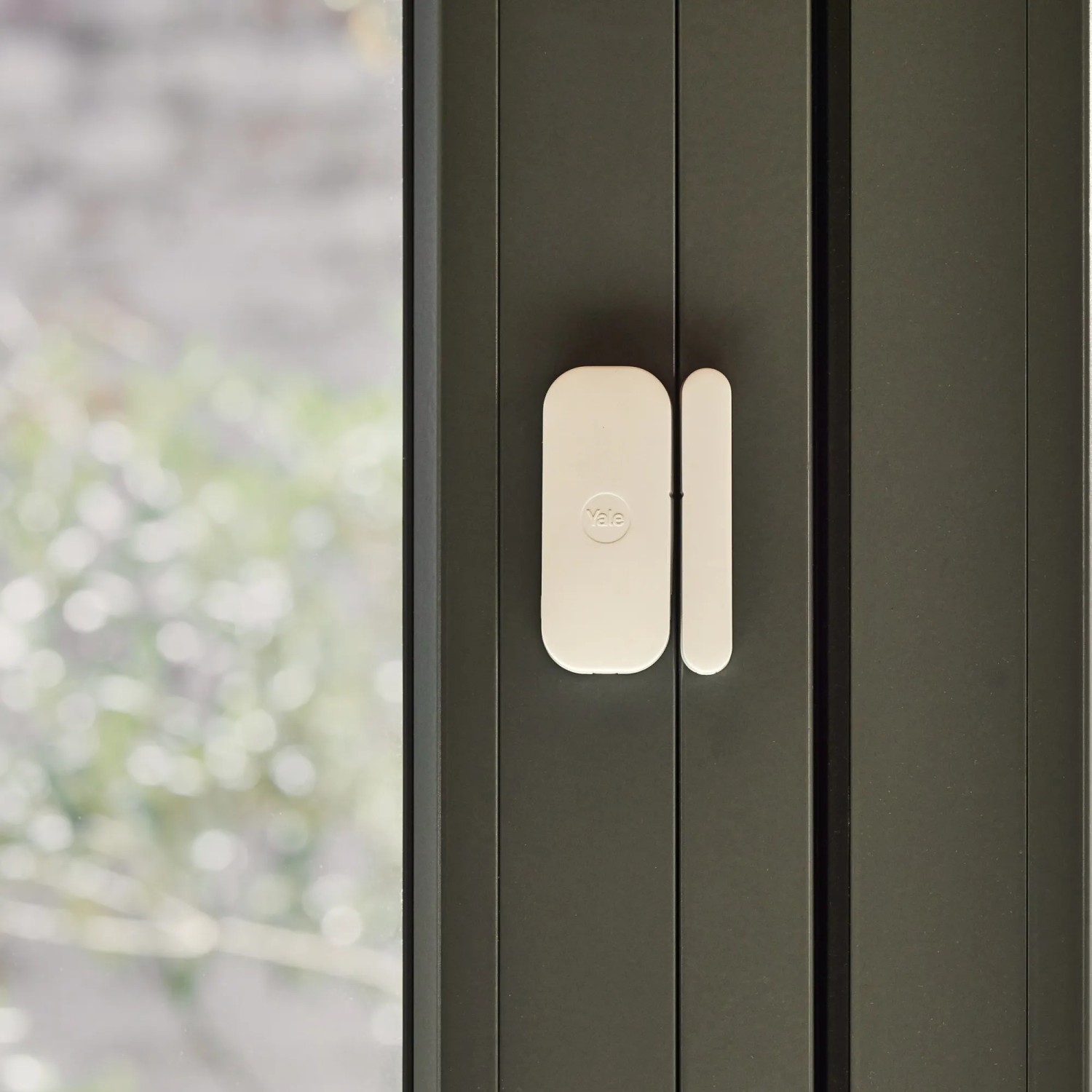 Yale Alarmanlage Fenster-/Türsensor in Weiß, Teil des Smart Alarm Starterkits.