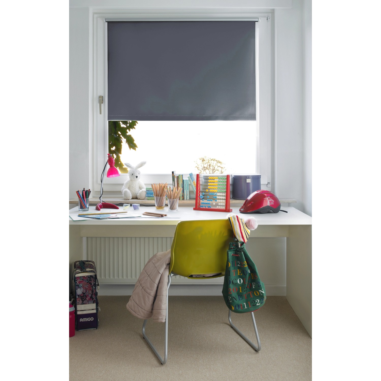 Gardinia EasyFix Thermo Rollo, 100x150 cm, Schiefer, am Fenster im Kinderzimmer.