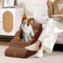 Costway braune 4-Stufen Hundetreppe aus rutschfestem Schaumstoff, mit Hund am Sofa. Ideal für kleine Haustiere.